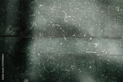 Foto A pitch-black grunge overlay with a rough, scratched texture, layered with faint smudges and aged stains
