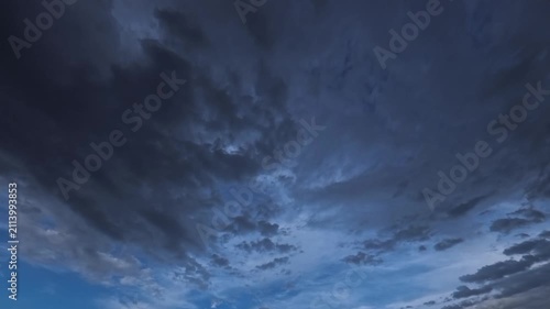 日没後の暗い空