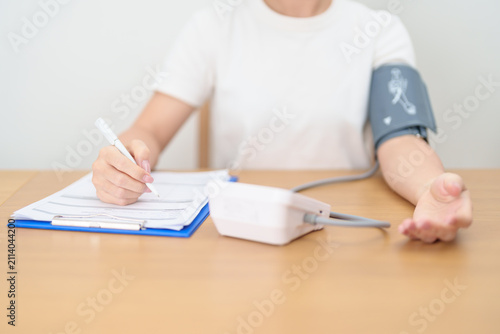 Quadro su tela woman checking Blood pressure by Blood pressure monitor with Cuff