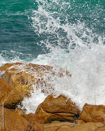 Obraz na plátne waves crashing on rocks