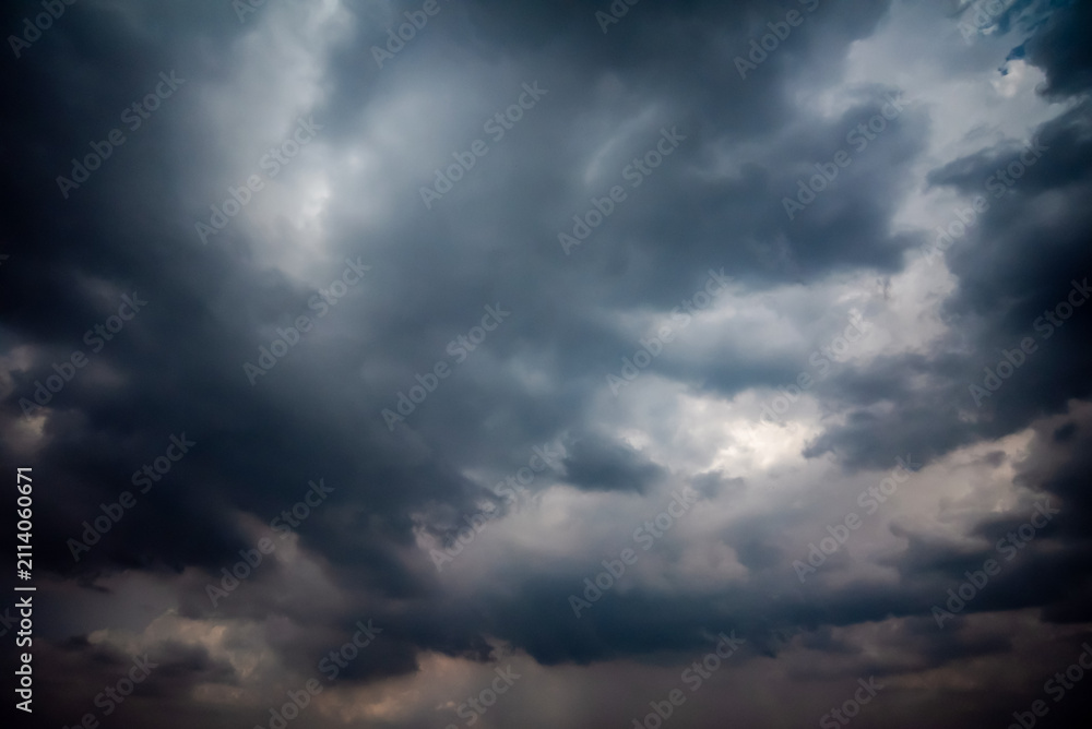 Obraz premium Dark and Moody Thunderstorm Clouds Forming in the Sky Before Heavy Rainfall and Severe Weather, Dark sky with stormy clouds,Dark clouds before a thunder-storm,clouds before rain