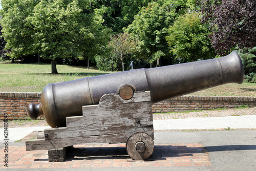 Quadro su tela Old historical iron cannon on wooden carriage displayed in a park at Kalemegdan