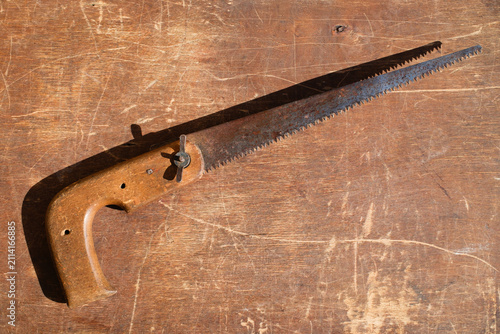 Fotografía Vintage hand saw with wooden handle on rustic background