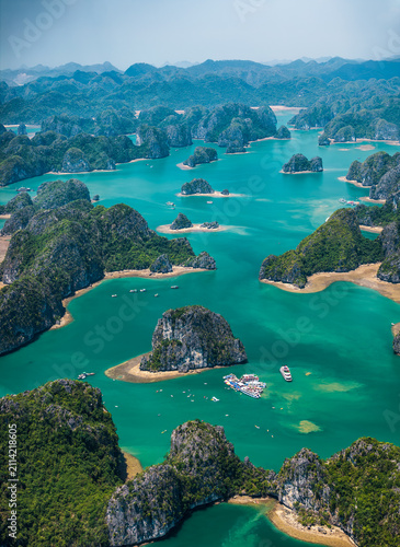 Quadro su tela Aerial view of the natural scenery of Ha Long Bay, Vietnam, from a cruise ship