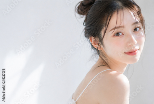 透明感あふれる20代前半の日本人女性のナチュラルビューティーポートレート｜スキンケア・美容・コスメ広告・コピースペース