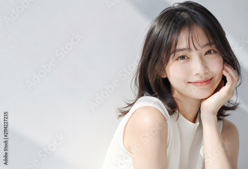 柔らかな笑顔と透明感が魅力の日本人女性ビューティーポートレート｜スキンケア・美容・コスメ広告・コピースペース