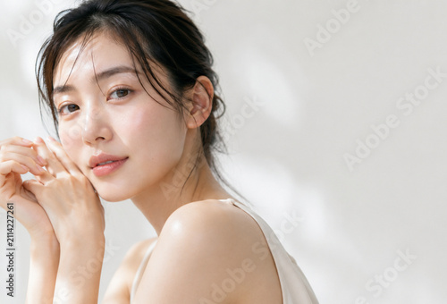 柔らかな自然光で撮影した透明感あふれる日本人女性のナチュラルビューティーポートレート｜スキンケア・美容広告・コピースペース
