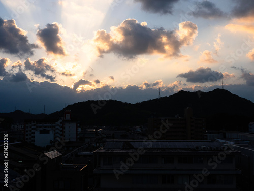 Plakat 空に伸びる天使のはしごと朝焼けの空