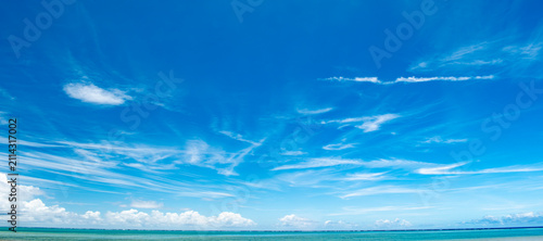 沖縄県南城市百名ビーチの海空雲