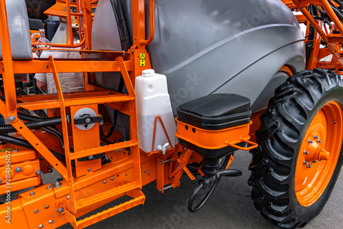 Foto Chemical tank and induction hopper on self propelled crop sprayer