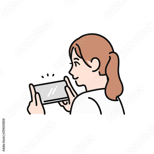スマートフォンで動画やゲームを楽しむ女性のシンプルなベクターイラスト素材