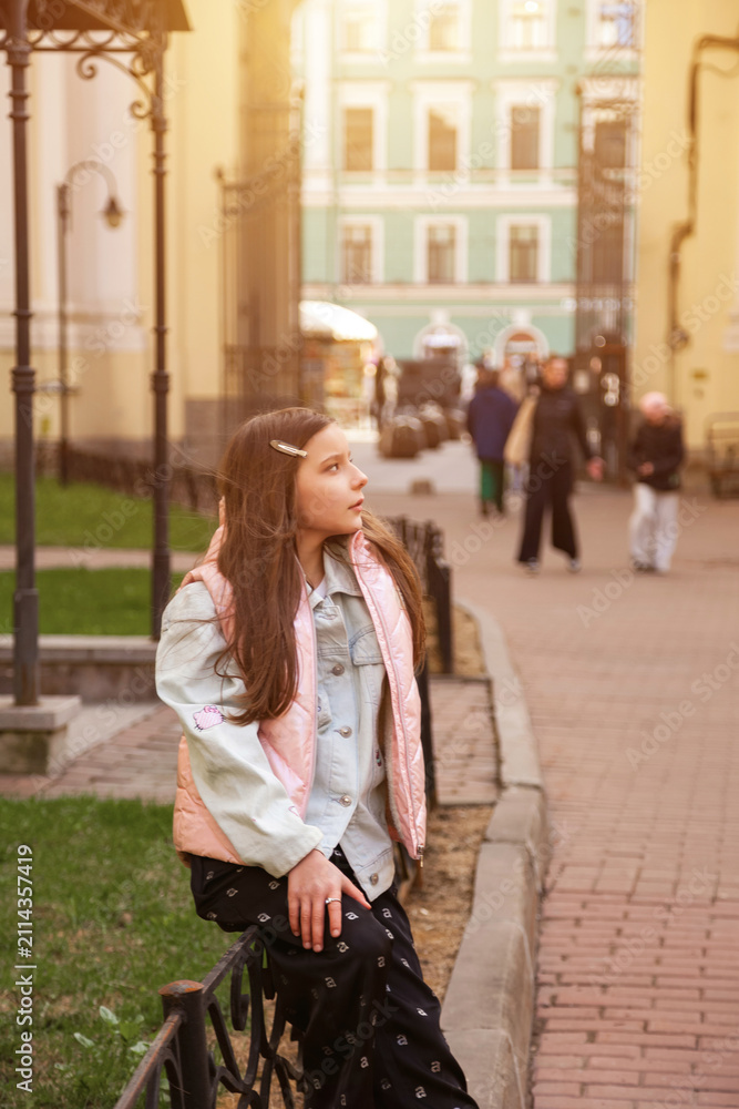 Obraz premium Enjoying a Sunny Day, a Young Girl Contemplates Life in a Vibrant Outdoor Setting