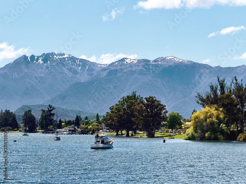 Фотография Boat on Lake Te Anau with snow-capped mountains, New Zealand