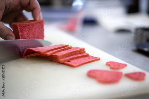Foto Chef Using Knife to Slice Homemade Bread Into Shapes for Garnishing Gourmet Cuis