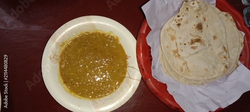 Fotografía Dal chana with tandoori roti and chicken Corma, Traditional dish of Pakistan, cl