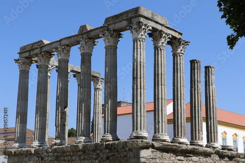 Colonnes antiques du temple romain d'Évora sous un ciel bleu dans l'Alentejo