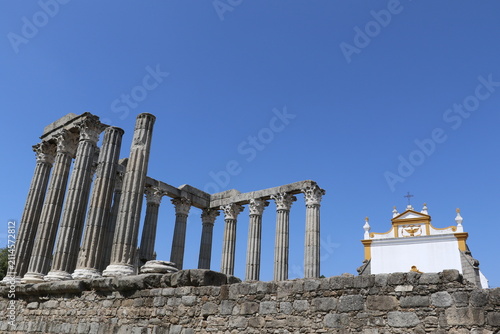 Colonnes antiques du temple romain d'Évora sous un ciel bleu dans l'Alentejo