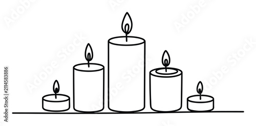 Fotografie Una sencilla línea de cinco velas encendidas de diferentes alturas