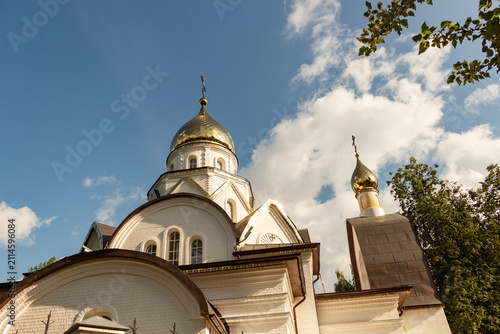 Fotografía Golden dome of orthodox christian church against blue sky with white clouds