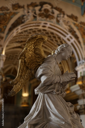 Sculpture religieuse représentant un ange dans l'église São Francisco d'Évora historique