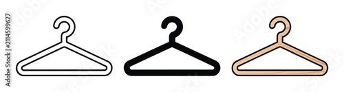 Fotografie Tres estilos diferentes de perchas de ropa aisladas sobre un fondo blanco