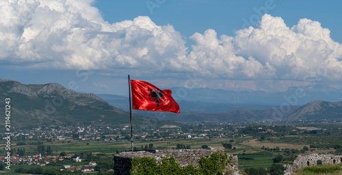 Foto Albanian flag waving at Rozafa Castle in Shkoder