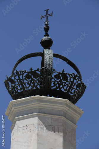 Détail architectural d'une fontaine historique sur la place Giraldo d'Évora