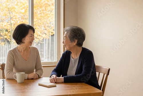 Obraz na płótnie 秋の自宅で穏やかに語り合う日本人の母と娘