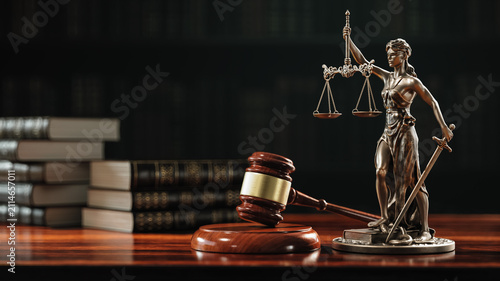 Foto Lady Justice Statue, Judge Gavel and Law Books on Courtroom Desk Representing Le