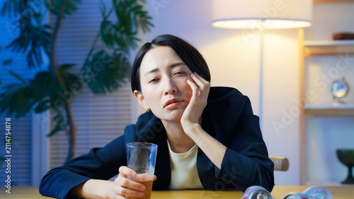 Obraz na płótnie お酒を飲んで感傷に浸る女性。お酒、居酒屋、悲しい、寂しい、孤独、落ち込む、がっかり、ひとり飲み