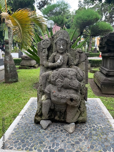 Quadro su tela Traditional Indonesian Hindu stone statue arca in outdoor historical park
