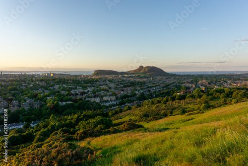 Obraz na płótnie Arthur's Seat, the Firth of Forth and Edinburgh's skyline from Blackford Hill at