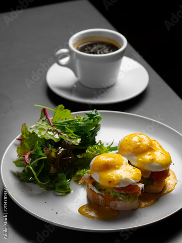 Cuadro en lienzo Eggs benedict with hollandaise sauce and coffee
