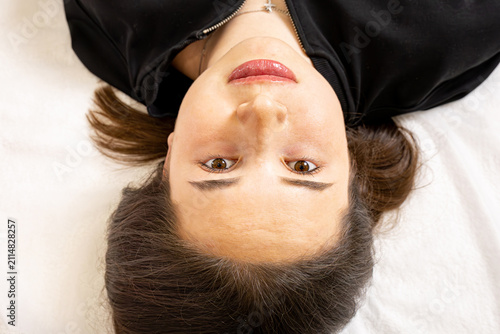 Fotografía A picture of a very beautiful and attractive young lady showing the process of a lip rejuvenation procedure, in a professionally arranged office