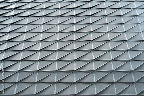 Moderne Parkhausfassade mit Metallpaneelen