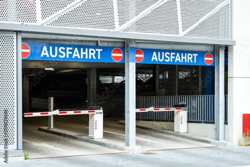Zweispurige Parkhausausfahrt