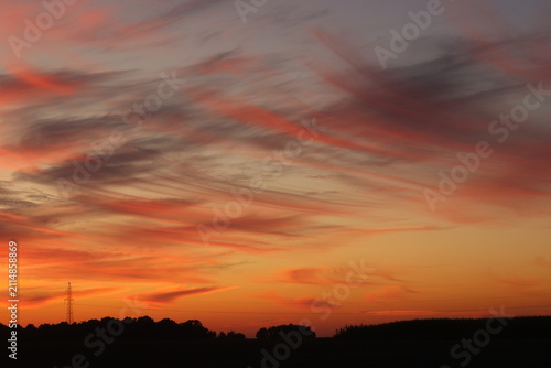 Konstfotografi A beautiful sunset paints the sky with vibrant hues of orange and pink, casting