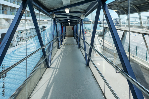 Gangway zu den Kreuzfahrtschiffen am Hafenterminal von Getxo, dem Hafen von Bilbao, im Baskenland in Nordspanien