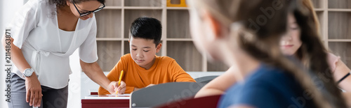 фотографія Engaging classroom moments with a diverse group of eager elementary students