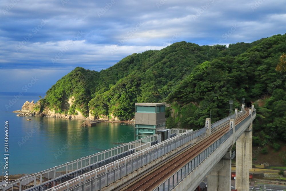Fototapeta premium 美しい山陰海岸の天空に架かるJR山陰本線余部鉄橋
