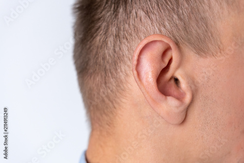 Foto Adult man's ear captured in a detailed close up, illustrating the human anatomy