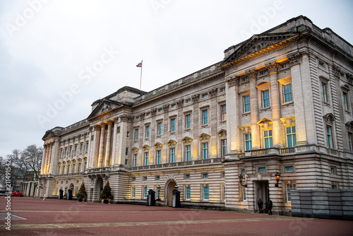 Cuadro en lienzo Buckingham Palace in London England at Dusk