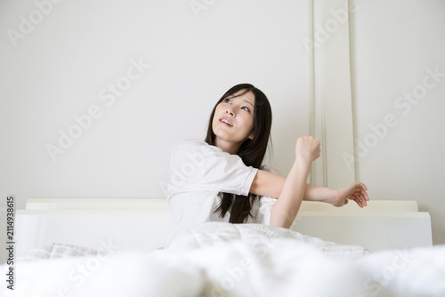 Cuadro en lienzo ベッドでストレッチをする日本人女性
