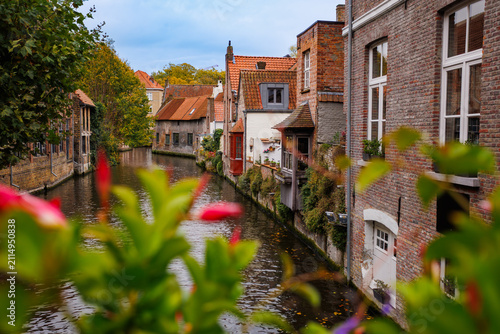 Cuadro en lienzo Brick houses along a small canal in famous town Bruges, Belgium