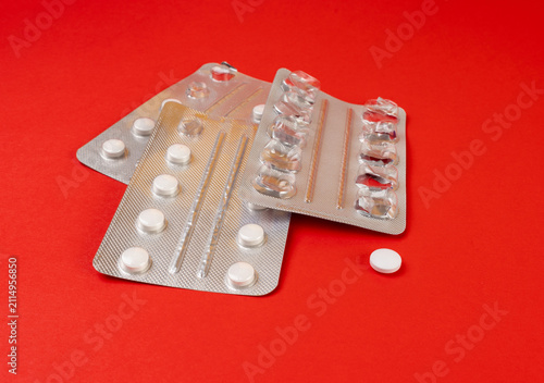 Cuadro en lienzo Pill Blister on Color Background, Silver Medicine Capsule Package, Drugs Packagi