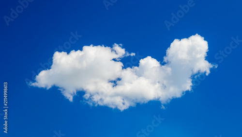 Foto elongated white cumulus cloud in the center of blue sky