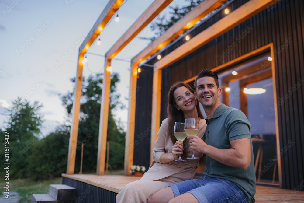 Obraz premium Romantic date for young couple in small cottage in nature.