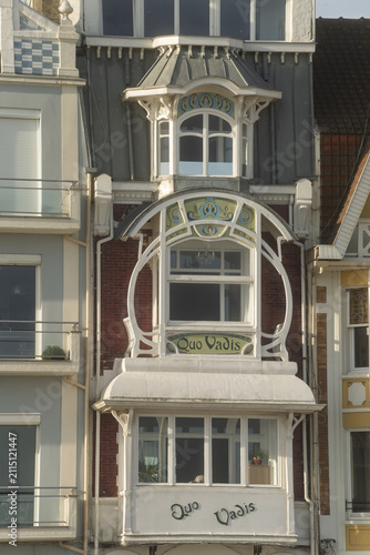 Foto richly decorated seaside house, with architectural styles distinct from coastal villas, each gable and balcony capturing the bright sky on the beach of Malo-les-Bains in Dunkirk, France