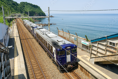 新潟県の観光列車である快速Shu*Kuraが青海川駅に停車する