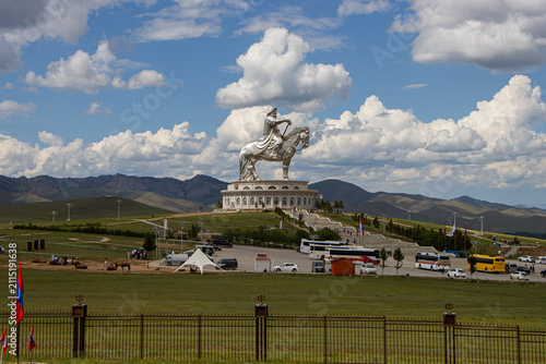 Fotografía Panoramic View of the Genghis Khan Equestrian Statue Complex in Tsonjin Boldog,
